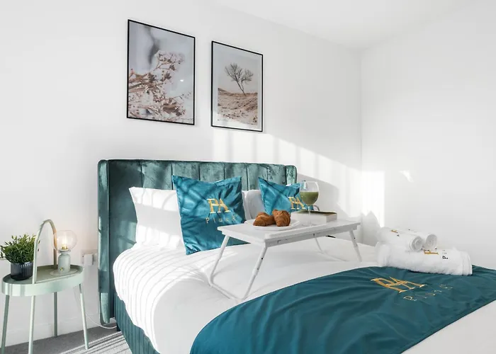 Pluxa Emerald Luxury - Walk To Attractions, Transport Nearby