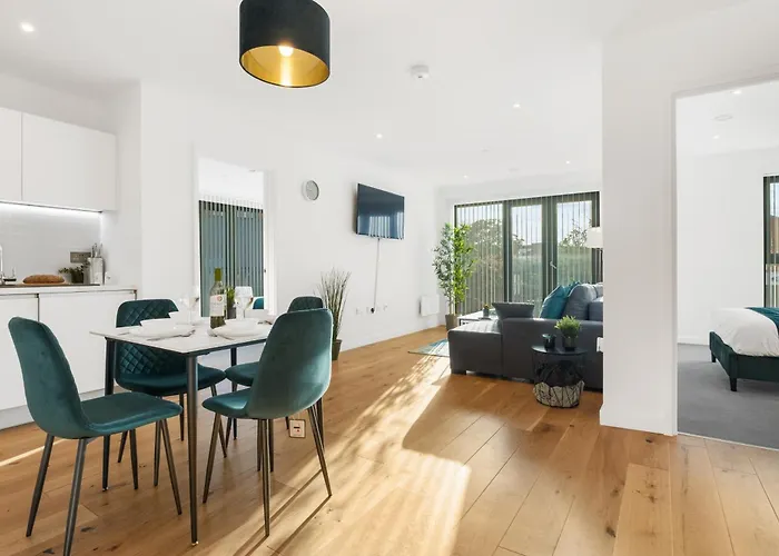 Pluxa Emerald Luxury - Walk To Attractions, Transport Nearby